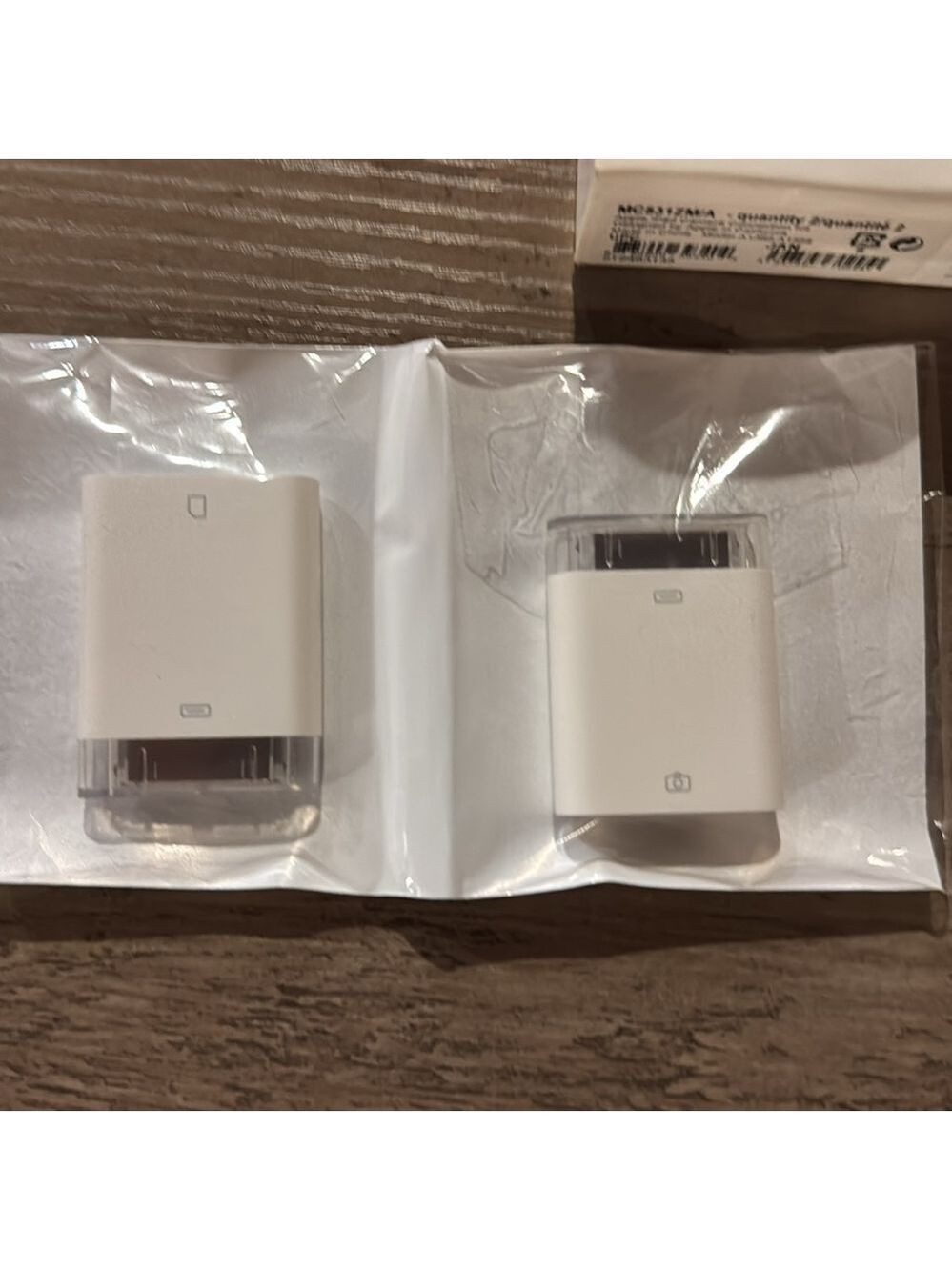 Apple iPad Camera Connection Kit Two - Picture 2 of 5